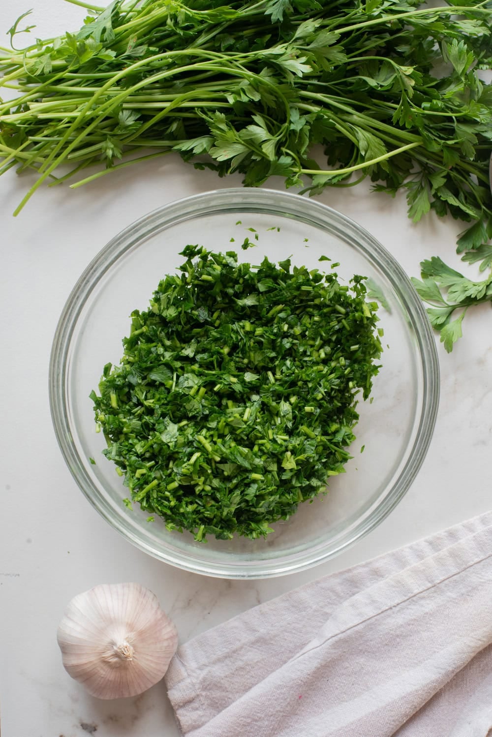 Finely chop the parsley in a glass bowl.