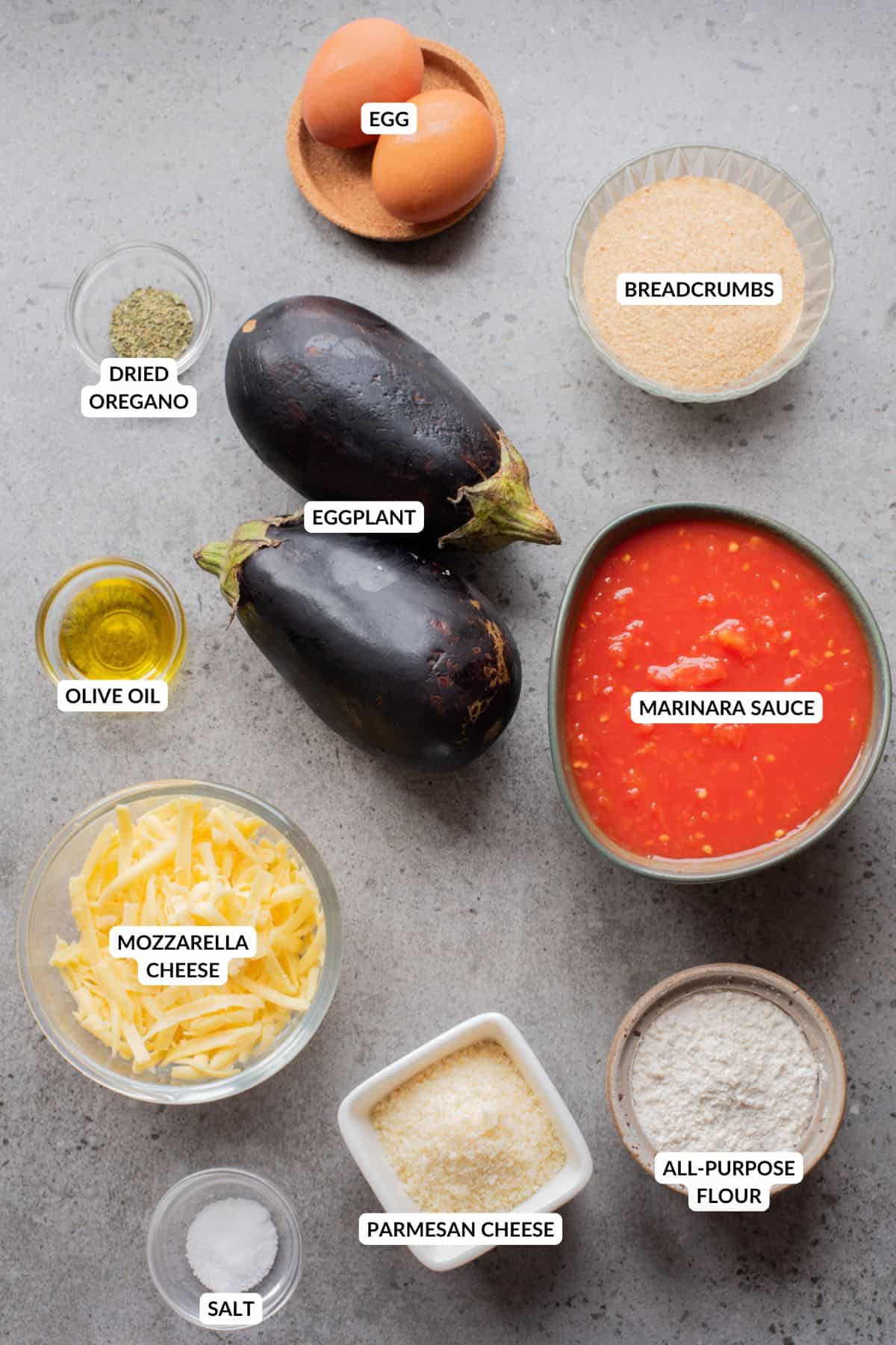 Une vue aérienne des ingrédients pour le parmesan d'aubergine.