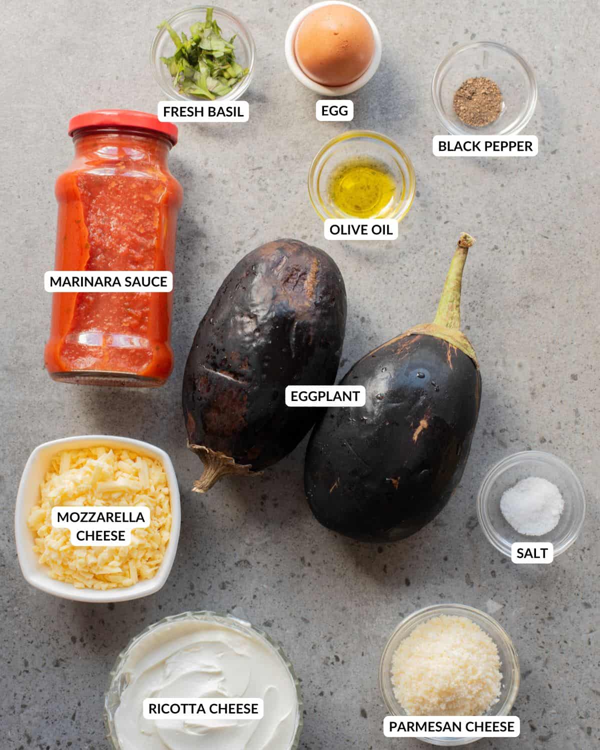 Une image aérienne des ingrédients du rollatini d'aubergine.