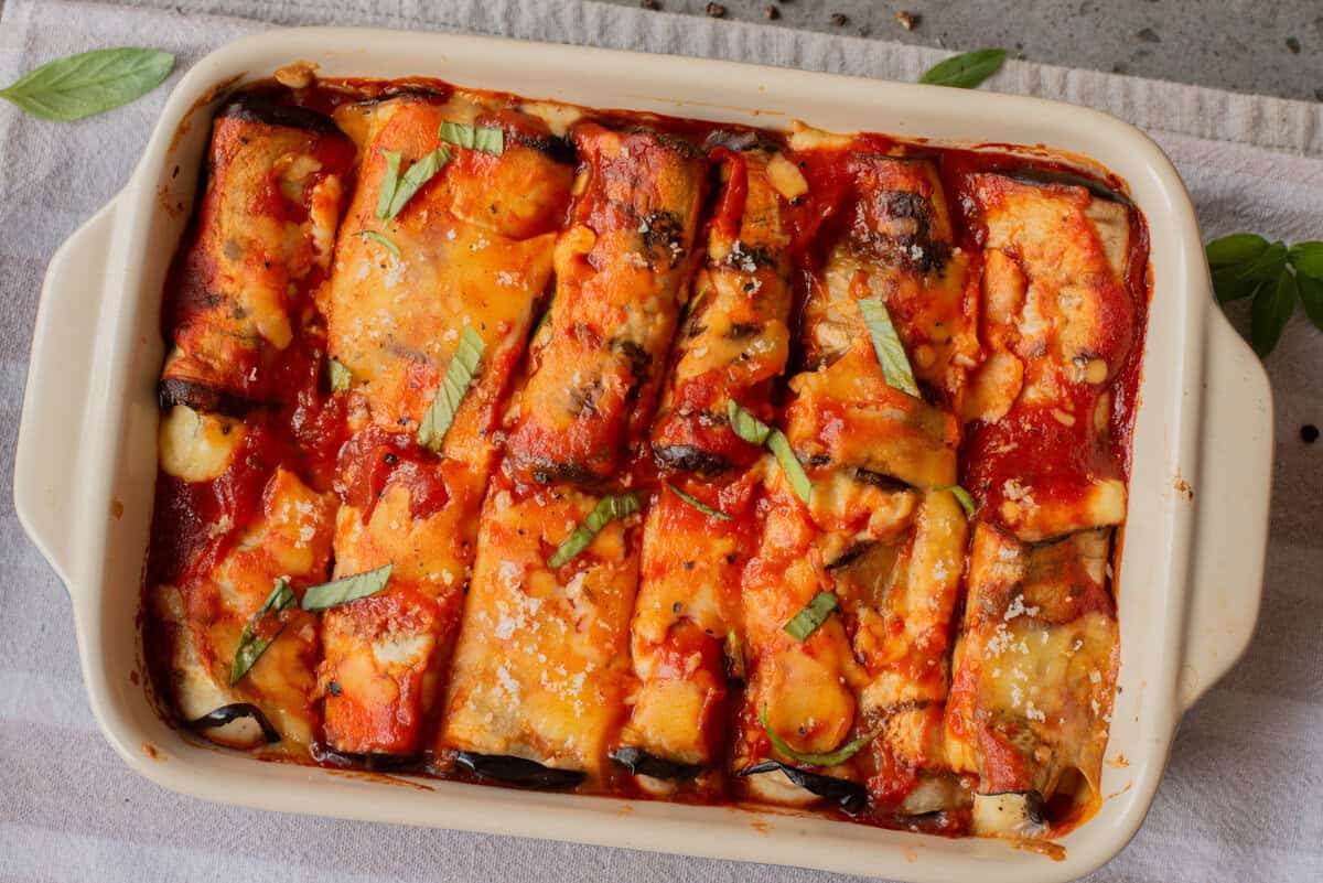 Une image aérienne, en gros plan du rollatini d'aubergine.