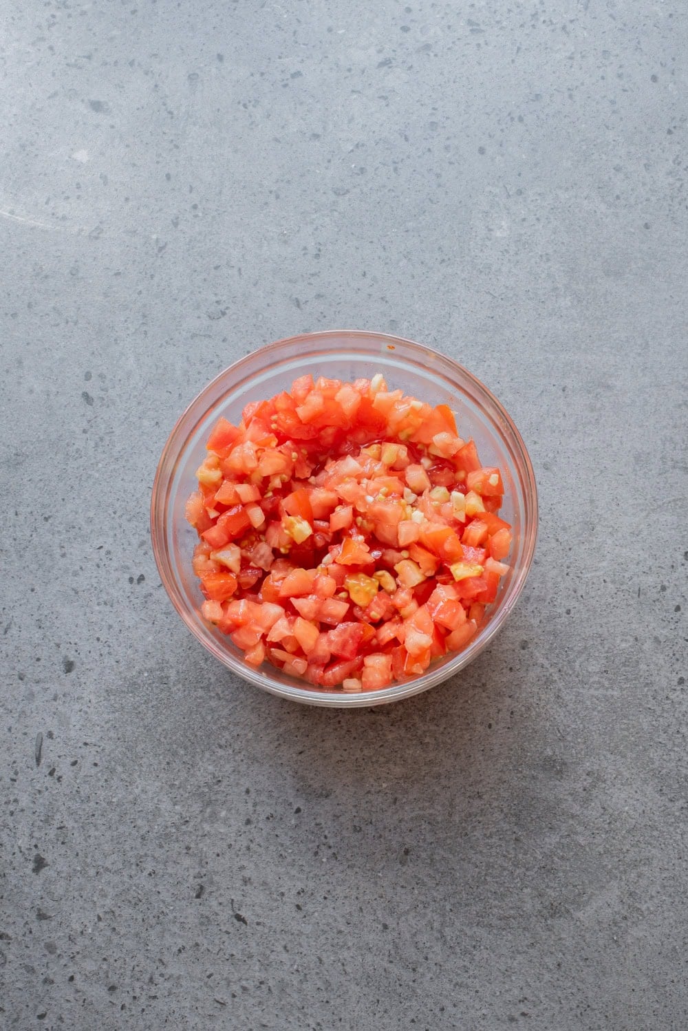 Fresh tomato da'ah sauce made with diced tomatoes, garlic, and spices.