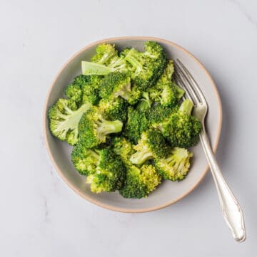 an image of microwave broccoli on a dish
