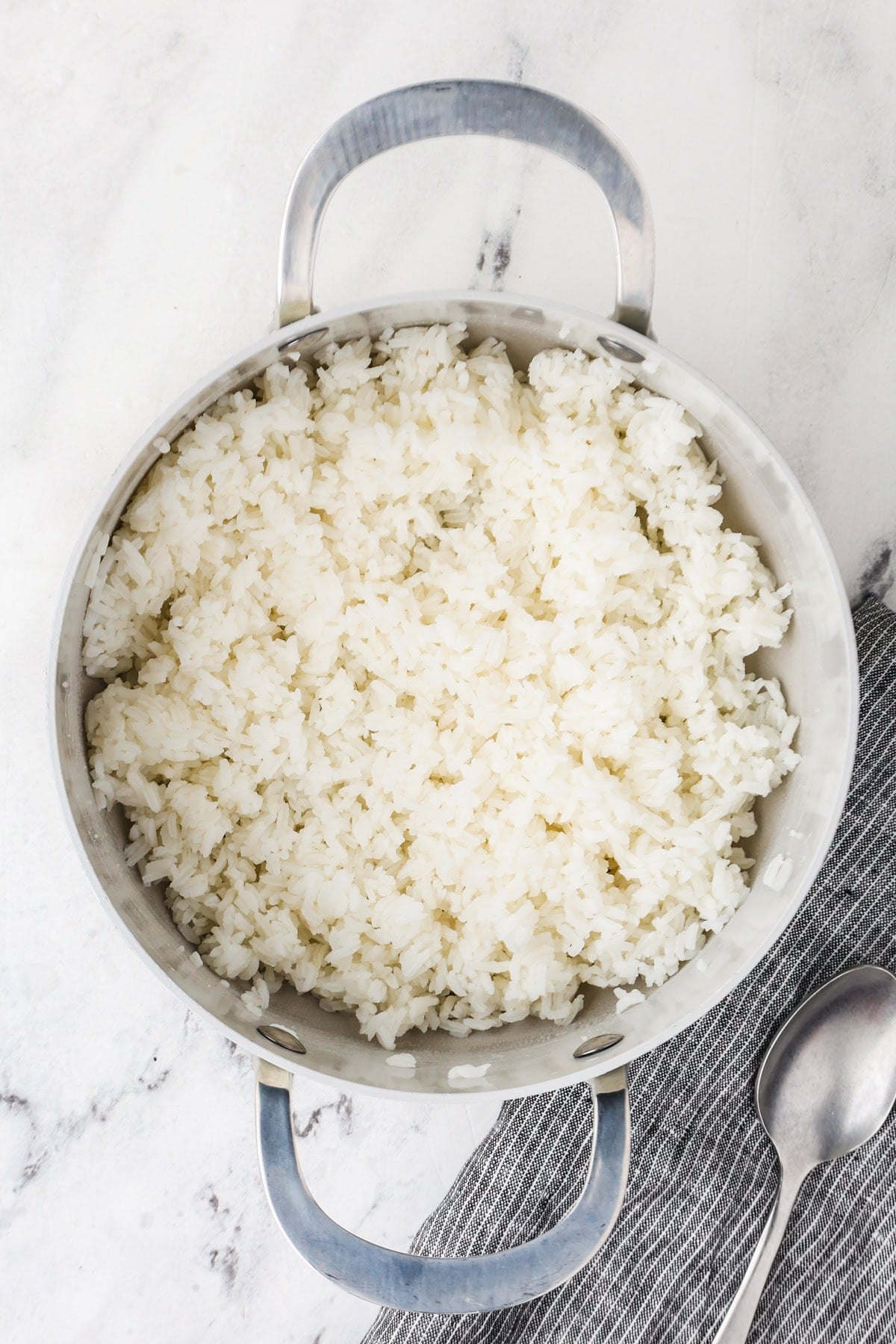 An overhed image of the cooked jasmine rice.