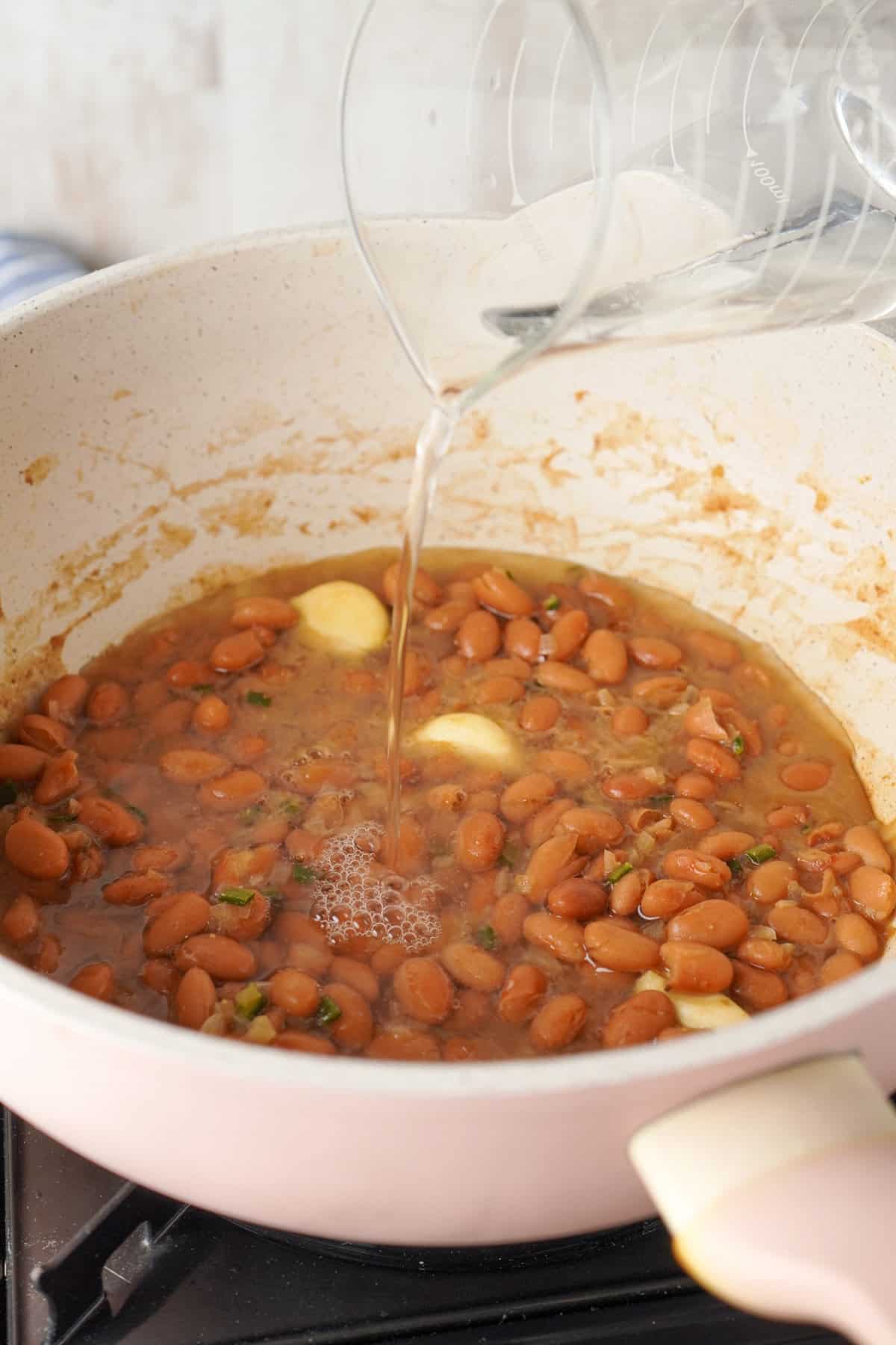 Side angle view of pinto beans cooking.